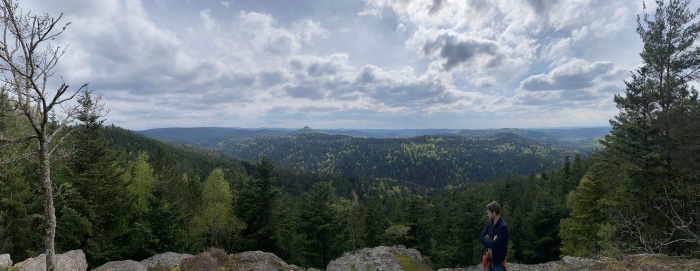 Le Rocher de Dabo et sa chapelle, tel un sombre navire échoué sur un océan de verdure (Photo de Nico (http://discord.com/channels/910148707633205279/1369257658359742485/1370506960494923807)).